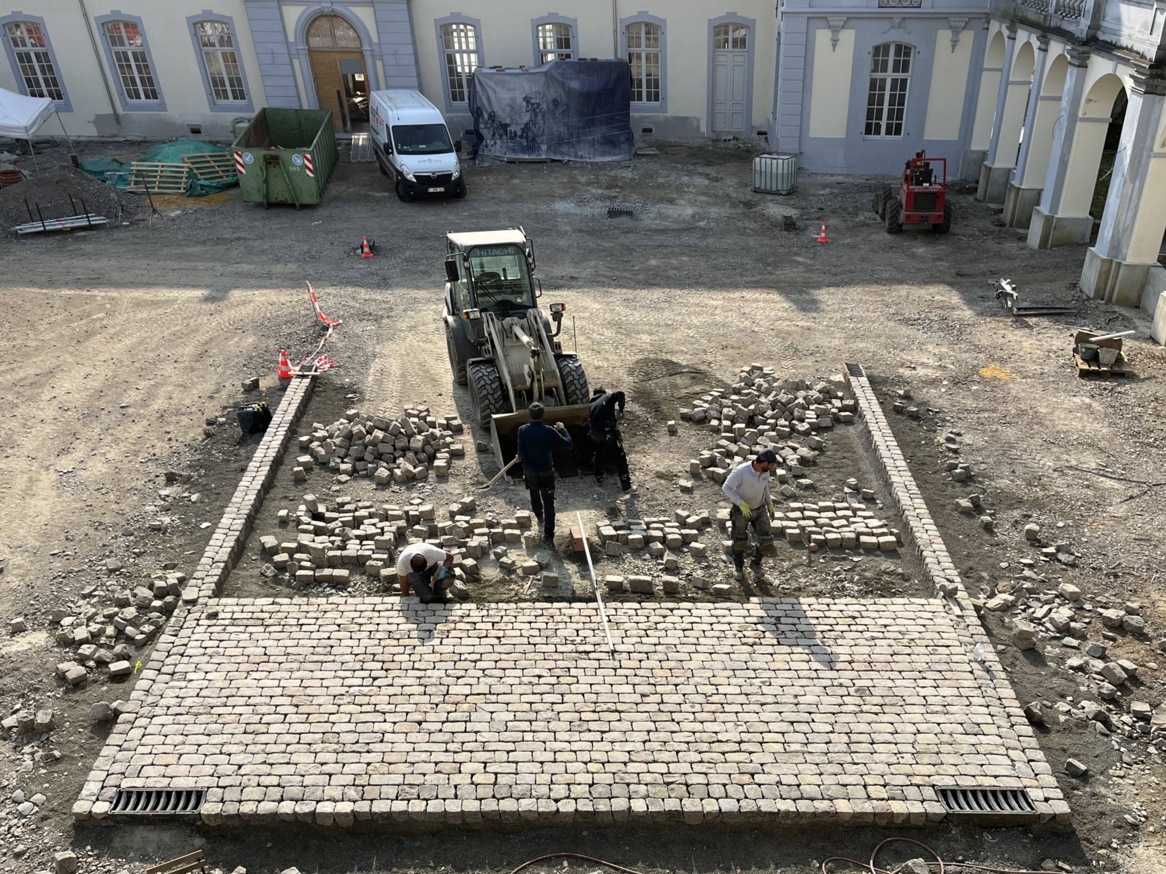 Pavage de la Cour d'honneur du Château d'Annevoie