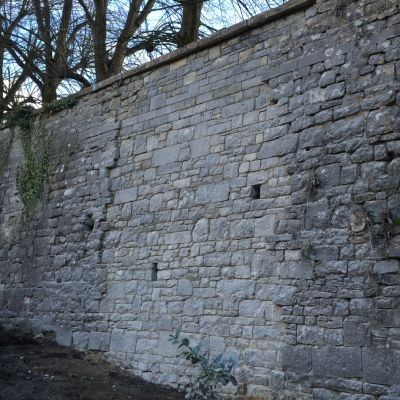 Réparation d'un mur en pierre