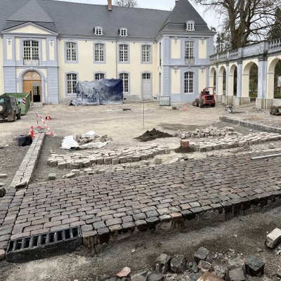 Pavage de la Cour d'honneur du Château d’Annevoie, en Province de Namur