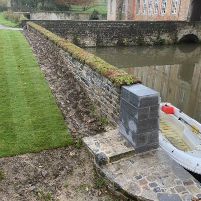 Restauration du mur de soutènement dans les douves du château de Haltinne